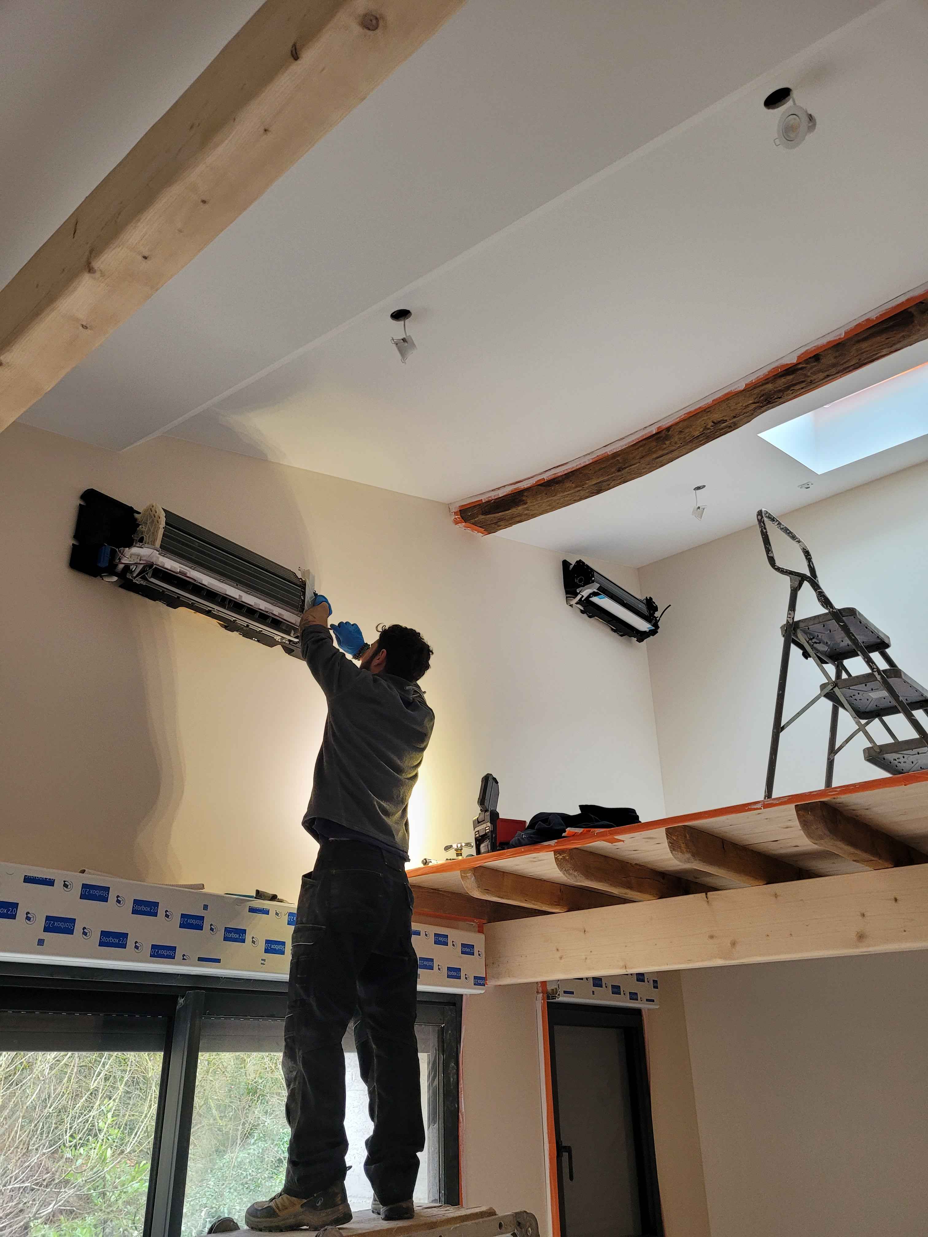 Technicien en intervention de maintenance de climatisation